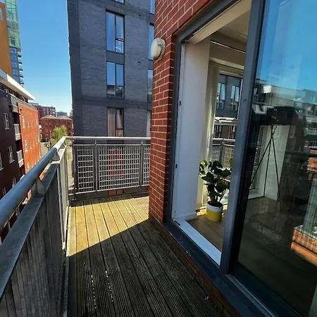 Stylish Centre With Large Balcony *