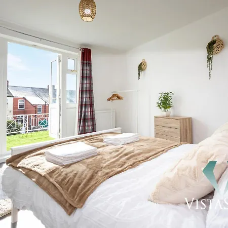 Spacious 5bdr House By Vista Short Lets & Serviced With Free Wifi, Parking & Netflix マンチェスター