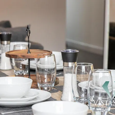 Spacious 5bdr House By Vista Short Lets & Serviced With Free Wifi, Parking & Netflix マンチェスター