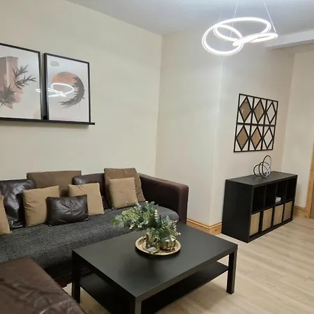 In 6 Minutes Drive To Victoria Station Homestay szállás