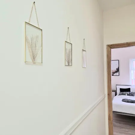 In 6 Minutes Drive To Victoria Station Homestay szállás