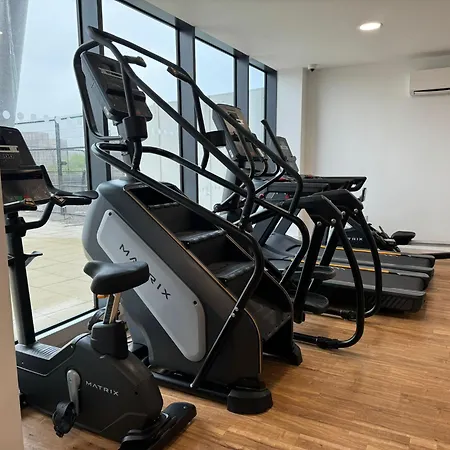 Penthouse Height Flat, View Balcony, Quiet, Free Wifi, Gym & Minimalistic * مانشستر