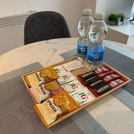 Penthouse Height Flat, View Balcony, Quiet, Free Wifi, Gym & Minimalistic *