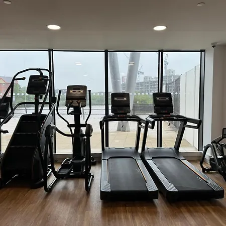 Penthouse Height Flat, View Balcony, Quiet, Free Wifi, Gym & Minimalistic