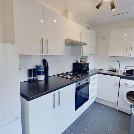 Elegant 2 Bed House Near Centre *