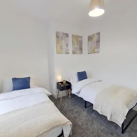 Elegant 2 Bed House Near Centre *