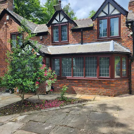 Rainsough - Shared Bathroom - Free Parking & Wifi Prestwich