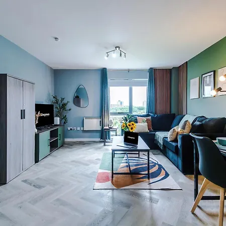 New! Stunning 2-bed In By 53 Degrees Property, Amazing Location - Sleeps 6!