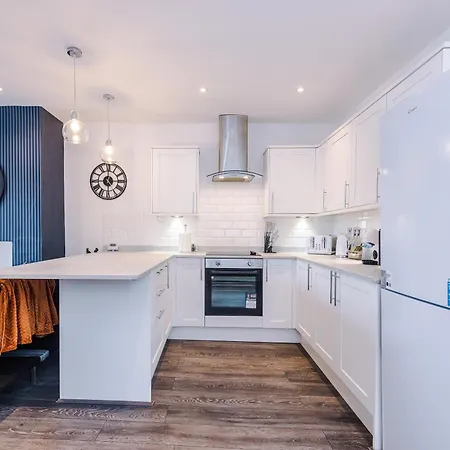 New! Spacious 3-bed House In By 53 Degrees Property, Ideal For Business & Contractors - Sleeps 9! *