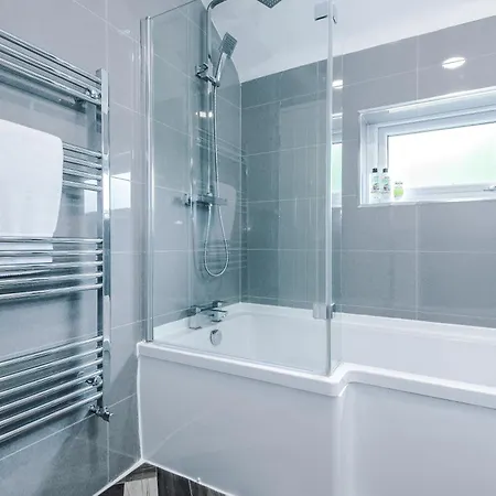 New! Spacious 3-bed House In By 53 Degrees Property, Ideal For Business & Contractors - Sleeps 9!