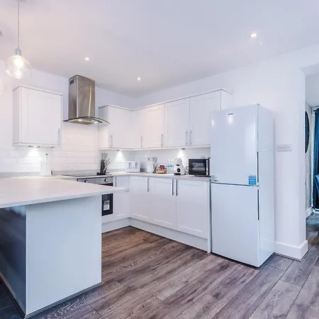 New! Spacious 3-bed House In By 53 Degrees Property, Ideal For Business & Contractors - Sleeps 9! * מנצ'סטר