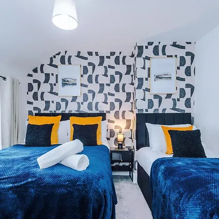 New! Spacious 3-bed House In By 53 Degrees Property, Ideal For Business & Contractors - Sleeps 9!