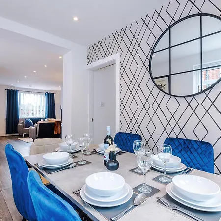 New! Spacious 3-bed House In By 53 Degrees Property, Ideal For Business & Contractors - Sleeps 9! בית נופש מנצ'סטר