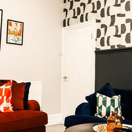 Spacious Stylish With Free Parking 10 Mins To Centre & Ao Arena Ideal For Groups & Long *