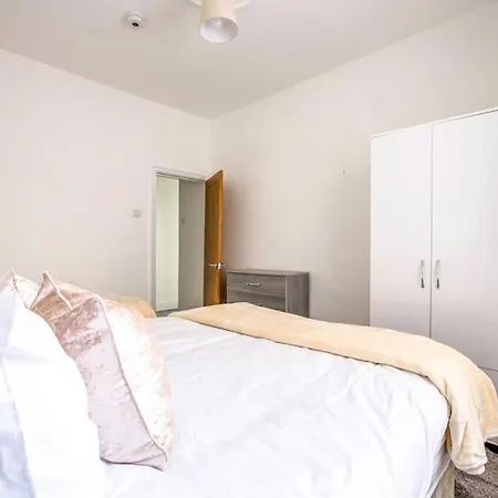 Big New House - 5bdr Near Holiday home