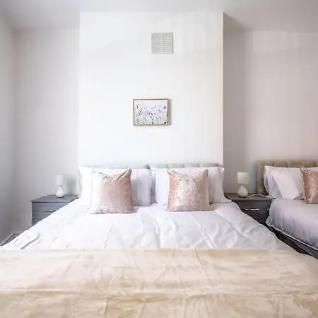 Big New House - 5bdr Near Holiday home *