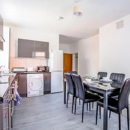 Big New House - 5bdr Near Manchester