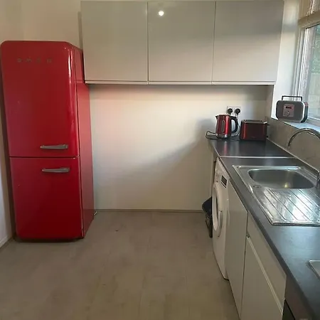 Cheerful 3 Bed Entire House, Newly Refurbished 别墅 *