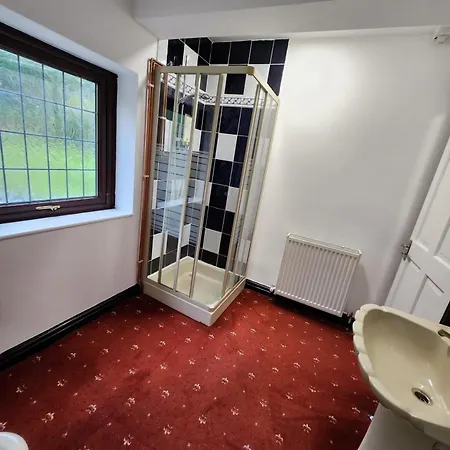 Rainsough - Shared Bathroom - Free Parking & Wifi