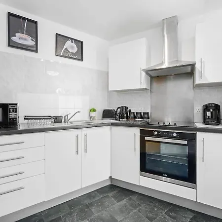 Cityfront Luxe Near Centre Facing Etihad & Coop Live, Free Parking 公寓