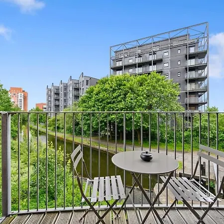 Cityfront Luxe Near Centre Facing Etihad & Coop Live, Free Parking *