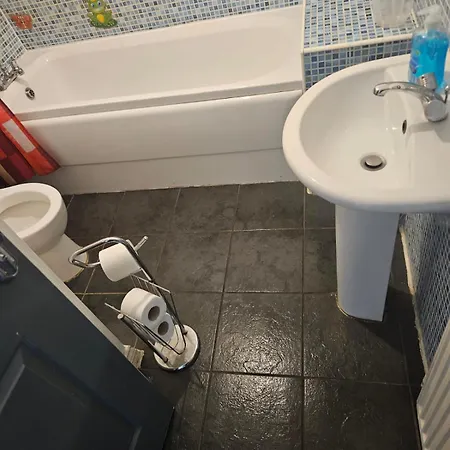 Queens Rooms, A Perfect Stay, Next To Shopping Parks And Central בית הארחה