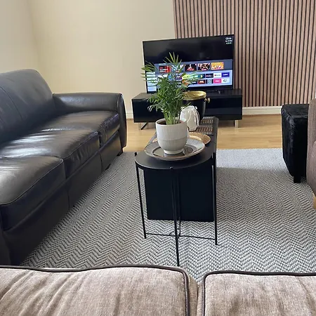 2-bed - Sleeps 4 - Street Parking - Wifi Апартаменты *