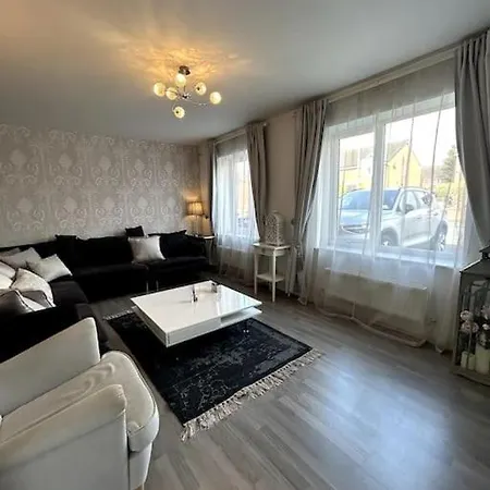 Vakantiehuis 3-bedroom House Close To Centre