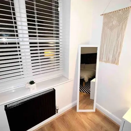 View Large 5br Town House Parking *