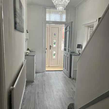 בית נופש Droylsden House *