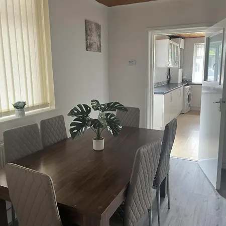 Droylsden House בית נופש מנצ'סטר