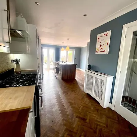 View Large 5br Town House Parking Manchester