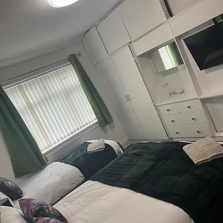 בית נופש Droylsden House *