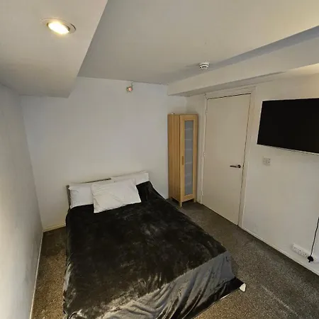 Two Bedrooms In Salford Apartmán *