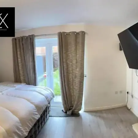 Roomy 3-bed With Complimentary Parking *
