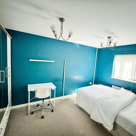Roomy 3-bed With Complimentary Parking *