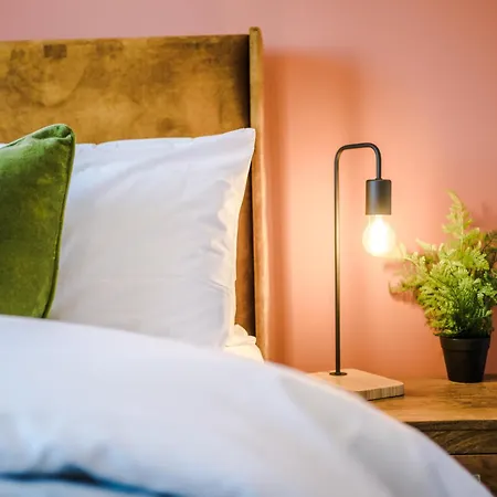 Вилла Stunning House In For Business & Leisure - Wi-fi & Parking By Purestay Serviced *