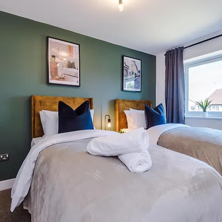 Stunning House In For Business & Leisure - Wi-fi & Parking By Purestay Serviced Villa *