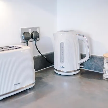 Stunning House In For Business & Leisure - Wi-fi & Parking By Purestay Serviced Вилла