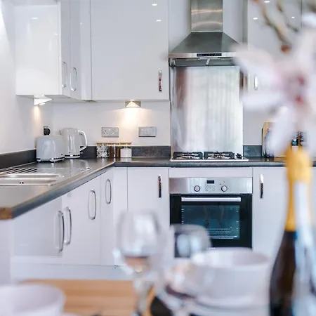 Stunning House In For Business & Leisure - Wi-fi & Parking By Purestay Serviced Villa *