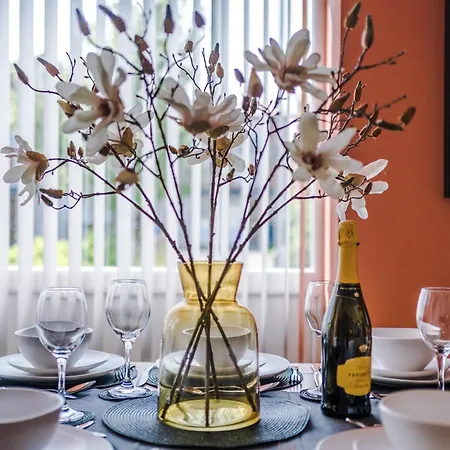 Stunning House In For Business & Leisure - Wi-fi & Parking By Purestay Serviced Villa *