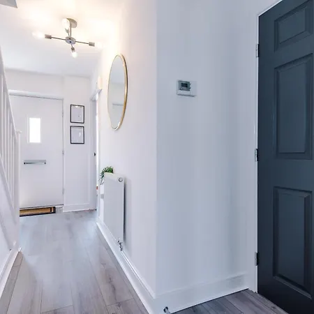 Stunning House In For Business & Leisure - Wi-fi & Parking By Purestay Serviced *