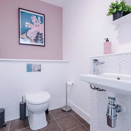 Stunning House In For Business & Leisure - Wi-fi & Parking By Purestay Serviced