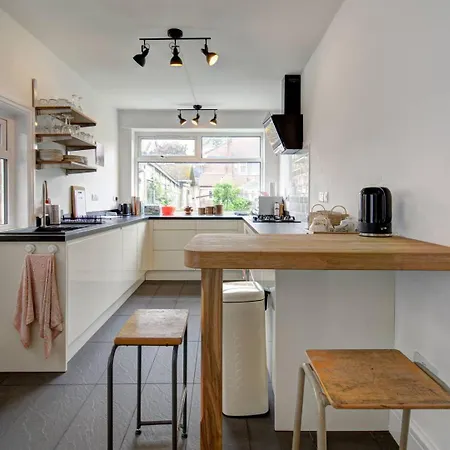 Stylish Family In Old Trafford, - Pass The Keys *