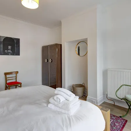 Stylish Family In Old Trafford, - Pass The Keys *