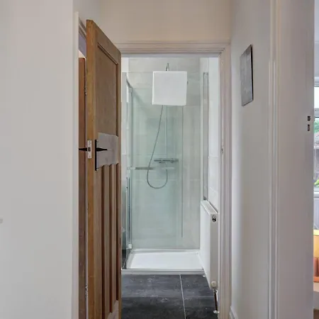 Stylish Family In Old Trafford, - Pass The Keys مانشستر