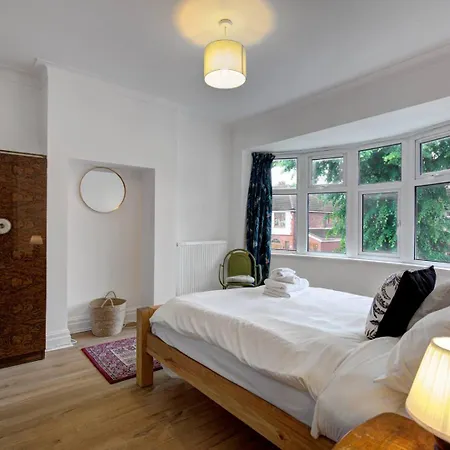 Stylish Family In Old Trafford, - Pass The Keys بيت للعطل مانشستر