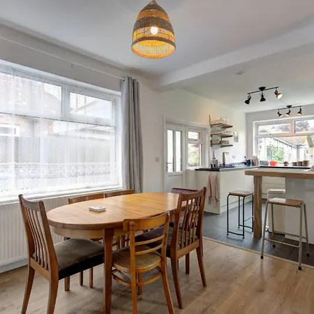 Stylish Family In Old Trafford, - Pass The Keys