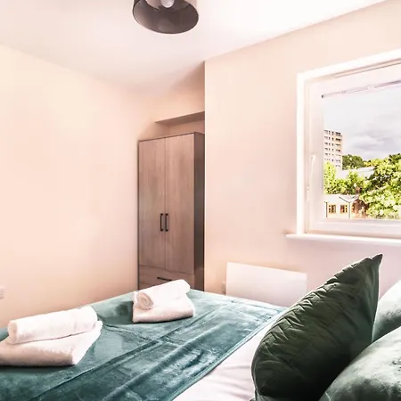 Lovely 2 Bedroom *