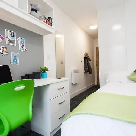 Ropemaker Apartment *